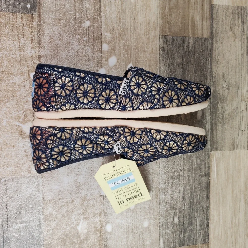 Toms Classics Slip On Flats Sz 5.5‎ Casual Shoes Gold Navy Crochet Glitter